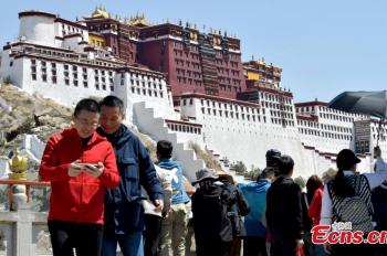 Lhasa welcomes peak tourism season