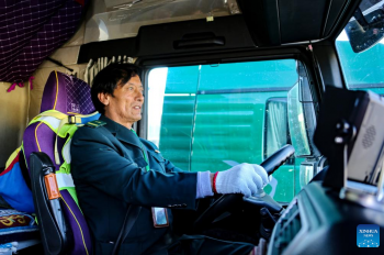 Pic story of mail truck driver in SW China's Xizang