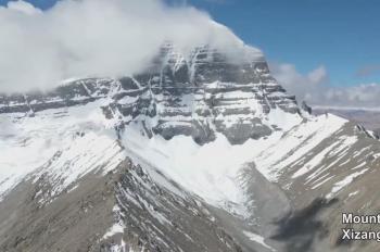 Int'l tourists praise Mount Kailash in China's Xizang